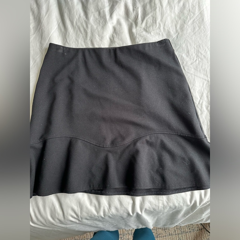 LOFT easy black flouncy pull on skirt